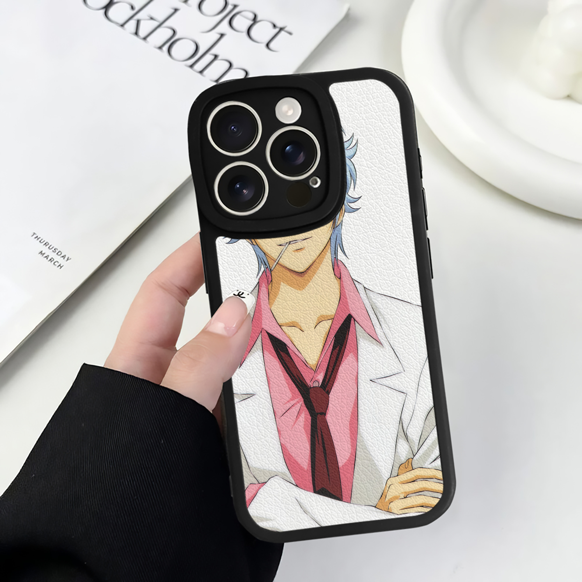 （画像用） ぎんたま 坂田銀時（さかたぎんとき） 神楽 志村新八（しむら しんぱち） GINTAMA Sakata Gintoki Kagura Shimura Shinpachi 【iPhone 16シリーズ対応】シリコンスマホケース（レザー調） 材質：シリコン